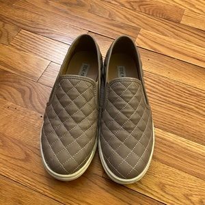 Steve Madden Quilted Ecentrcq Slide Ons size 7